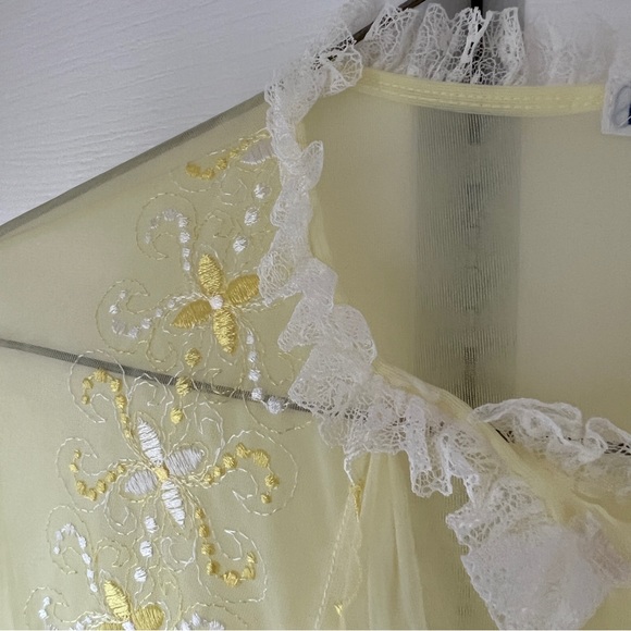 Vintage 1950’s Pale Yellow Robe with Embroidered Design & Lace Trim - Picture 11 of 11